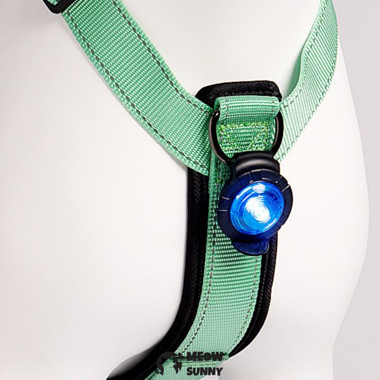 Front-Clip Dog Harness, Medium: 27 to 32-cm chest,4 in 1 Harness & Leash & Cruise Light