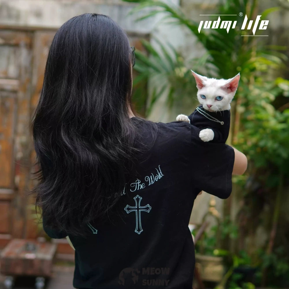 Pure black cat puts on sun-proof cat clothes for going out