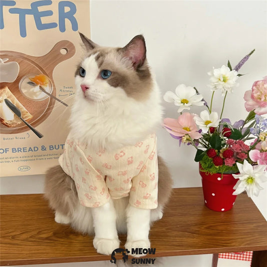 Cute and anti-shedding pure cotton base layer T-shirt for cats.