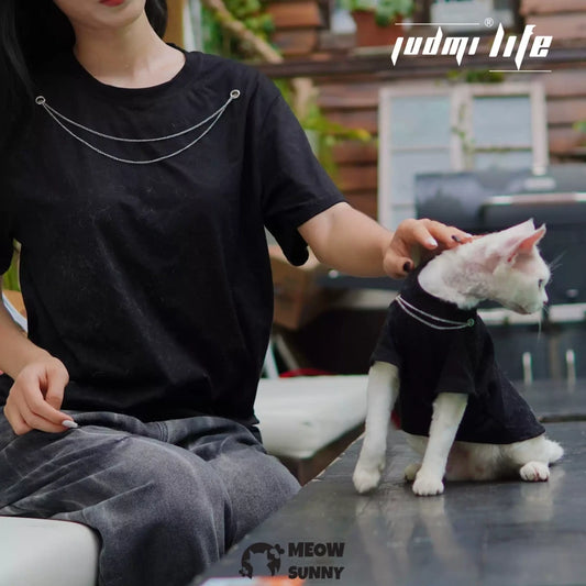 Pure black cat puts on sun-proof cat clothes for going out
